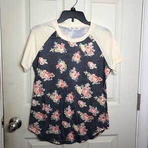 Ceasikery Cream and Dark Blue Floral Women's Tee Size Small